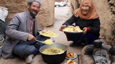 (ویدئو) ببینید این زوج غارنشین افغان چگونه پلو مرغ محلی پخت می کنند