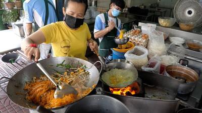 (ویدئو) غذای خیابانی در تایلند؛ پخت پلو تخم مرغ و املت 90 هزار تومانی