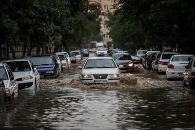 معابر مشهد با ۳۰ دقیقه بارش سیلابی شد (+فیلم)