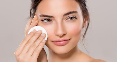 پوستی شاداب و سالم با یک عادت ساده: پاک کردن آرایش قبل از خواب - خبرنامه
