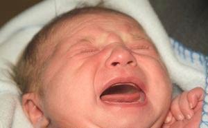 نوزاد گریان را تکان ندهید