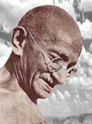 ۱۰ آذر ـ ۱ دسامبر ـ گاندی ، جنبش نافرمانی مسالمت آمیز او و نظراتش درباره دمکراسی