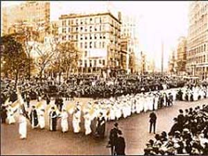 ۲۳ اکتبر ۱۹۱۵  ــ راهپیمایی وسیع زنان آمریکا برای به دست آوردن حق مشارکت در دمکراسی