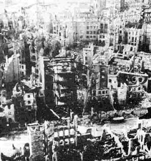 ۶ بهمن ـ ۲۶ ژانویه ـ « درسدن » آلمان پس از بمباران های ژانویه ۱۹۴۴