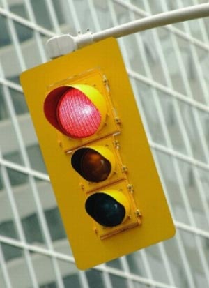 چرا چراغهای راهنمائی و رانندگی به رنگهای قرمز، زرد و سبز است؟