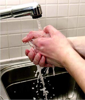ظرف شستن با دست‌های خشک
