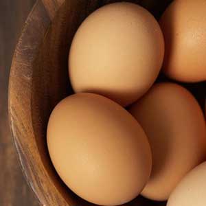تخم مرغ قالبی با کالباس ( زمان پخت: ۲۵ دقیقه )