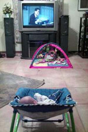 نوزادان علاقه مند به تماشای تلویزیون هستند