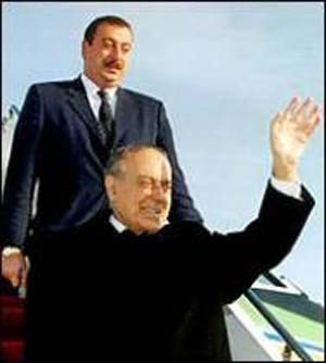 ۲۳ آذر ـ ۱۴ دسامبر ـ حیدر علی اف معاون نخست وزیر شوروی سابق در بیمارستانی در آمریکا درگذشت