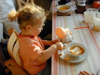 استقلال کودک با غذا خوردن آزاد رشد می کند