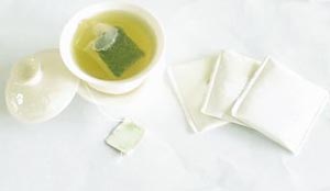 درمان پف زیر چشم با چای سبز