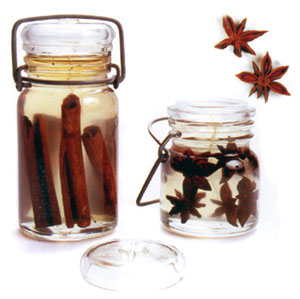 شمع ژله‌ای با ادویه معطر در شیشه‌های مربا