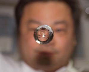چرا قطرات مایع در فضا به شکل کره در می‌آیند؟