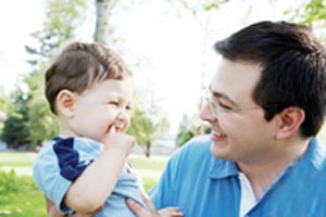 چگونه می‌توانم به کودک خود کمک کنم تا حرف زدن را یاد بگیرد؟