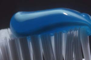 اصول علمی مسواک زدن و استفاده از نخ دندان