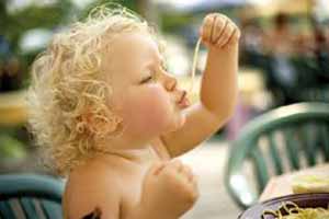 اهمیت تغذیه صحیح در رشد و تکامل کودک