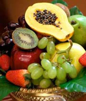 میوه را جایگزین شیرینی و تنقلات کنید