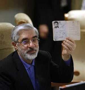 قدرت‌نمایی و قدرت‌مندی در نگاه احمدی نژاد و موسوی