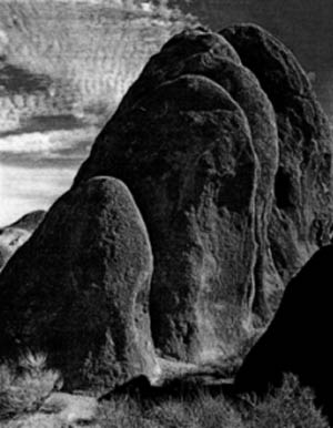 صخره‌های « آلاباماهیلز »، شاهکار قدرت و حرکت « انسل آدامز »