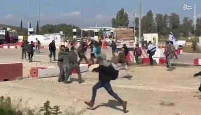 فیلم/ ممانعت شهرک نشینان از عبور کمک‌ها در گذرگاه کرم ابوسالم