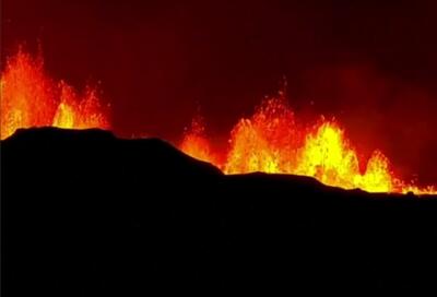 ببینید / پرتاب گدازه‌های آتش‌فشان تا ارتفاع ۵۰ متری در ایسلند