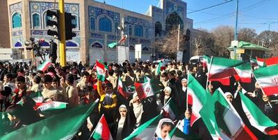 خبرگزاری فارس - اجرای سرود ۵۰۰ نفره بچه‌های مسجد در راهپیمایی ۲۲ بهمن