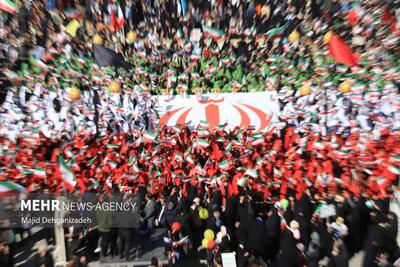 اجرای سرود ۱۳۵۷ نفری دانش آموزان یزد در جشن پیروزی انقلاب