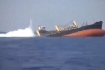 ببینید/ لحظه غرق شدن کشتی باری انگلیسی بعد از حمله موشکی ارتش یمن