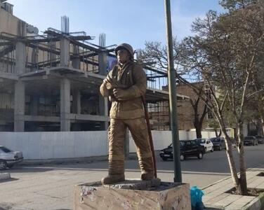نصب تندیس آتش نشان در چهارراه آتش نشانی کرمانشاه