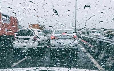 بارش باران در جاده‌های ۲۰ استان | ترافیک سنگین در ۳ مسیر پرمسافر | برای اطلاع از وضعیت راه‌ها با این شماره‌ها تماس بگیرید