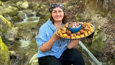 (ویدئو) پخت یک غذای خوشمزه با مرغ در طبیعت توسط بانوی روستایی ترکیه ای