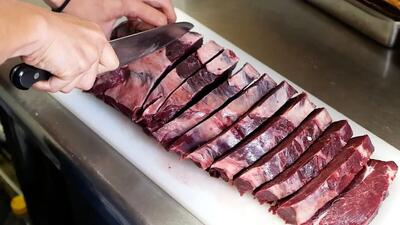 طرز تهیه استیک و ژامبون با گوشت خرس (فیلم)