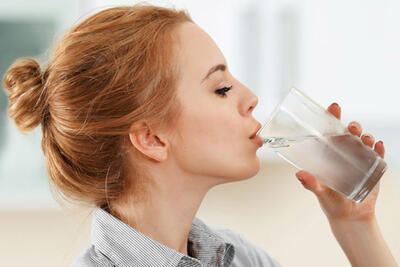 چرا نوشیدن آب قبل از خواب برای سلامتی مضر است؟