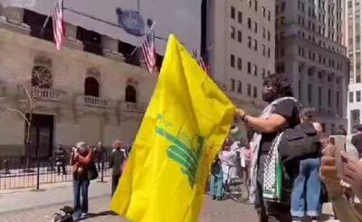 اهتزاز پرچم حزب‌الله مقابل بورس نیویورک+ فیلم