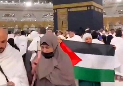 ببینید | جلوگیری افسران پلیس سعودی از عکس گرفتن یک زن با پرچم فلسطین مقابل کعبه