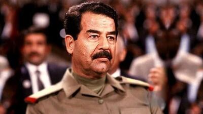حضور یک شهروند با گریم صدام حسین در استادیوم فوتبال!/ ویدئو