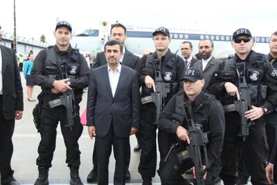 عکس | تصویری متفاوت از محمود احمدی‌نژاد در میان نیروهای امنیتی خارجی تفنگ‌بدست! - عصر خبر