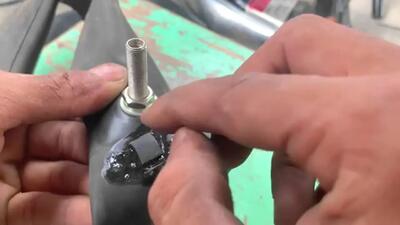 (ویدئو) نحوه تعمیر ساده سوراخ ایجاد شده با میخ در تیوپ چرخ موتورسیکلت