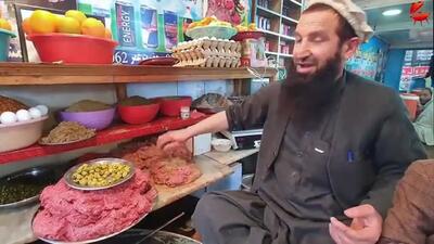 (ویدئو) روش دیدنی آشپزهای خیابانی در طبخ چاپلی کباب محبوب افغان ها
