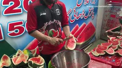 (ویدئو) روش عجیب و متفاوت پاکستانی ها برای تهیه آب هندوانه در خیابان