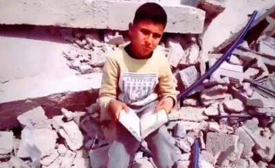 تلاوت قرآن کودک فلسطینی بر روی ویرانه‌های خانه‌اش در غزه