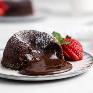 طرز تهیه کیک گدازه شکلاتی | ترفند پف دار کردن کیک شکلاتی