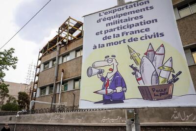 بنرهای کنایه آمیز در اطراف سفارت فرانسه | تصاویر