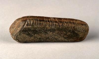 سنگی با نوشته‌های 1600 ساله که در باغچۀ خانه پیدا شد