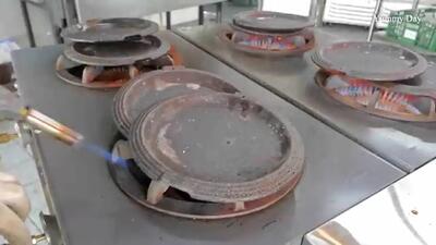 (ویدئو) غذای خیابانی کره ای؛ پخت مرغ بریانی روی شعله های زغال بلوط