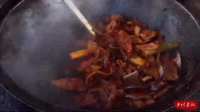 (ویدئو) نحوه پخت یک غذای سنتی با دل، جگر و سیرابی بره توسط آشپز روستایی چینی