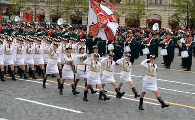 ببینید | اتفاق عجیب در رژه روسیه؛ لنگ کفش یک سرباز زن جا ماند!
