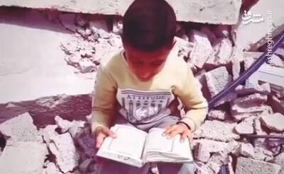 فیلم/تلاوت زیبای کودک فلسطینی بر روی ویرانه‌های خانه‌