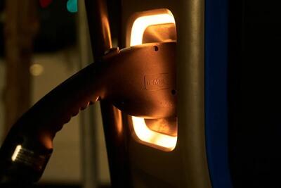 دوران بنزین به پایان می‌رسد/ آمریکا به ازای هر 15 پمپ بنزین، یک ایستگاه شارژ دارد