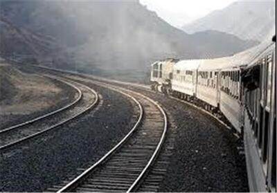 مدیرکل بحران استان لرستان: ریل آسیب‌دیده و کارکنان راه‌آهن در حل بازسازی مسیر خط آهن جنوب هستند